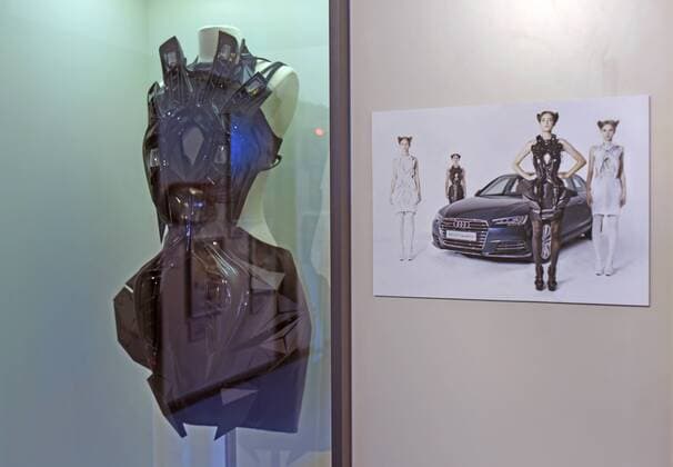 Deutschland, Bonn, 09.03.2017 Ausstellung im Haus der Geschichte: Geliebt, Gebraucht, Gehasst. Die Deutschen und ihre Autos Foto: 2015 entwickelte die Designerin Anouk Wipprecht fuer die Praesentation des neuen Audi A4 den Shield Dress - eine Verschmelzung aus Design und Technologie. Das Kleid enthaelt typische Details des Autos wie LED-Leuchten und Kantenoptik des Kuehlergrills Ausstellung: Geliebt, Gebraucht, Gehasst. Die Deutschen und ihre Autos