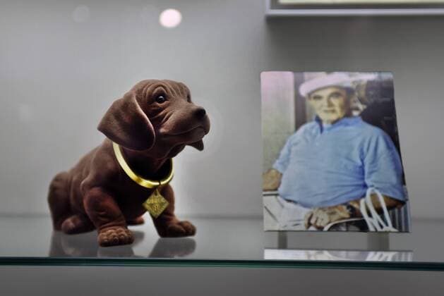 Deutschland, Bonn, 09.03.2017 Ausstellung im Haus der Geschichte: Geliebt, Gebraucht, Gehasst. Die Deutschen und ihre Autos Foto: 1965 fertigt Unternehmer Rasko Oskar Schneider eine kleine Hundefigur mit beweglichem Kopf, noch heute ein Kultobjekt Ausstellung: Geliebt, Gebraucht, Gehasst. Die Deutschen und ihre Autos