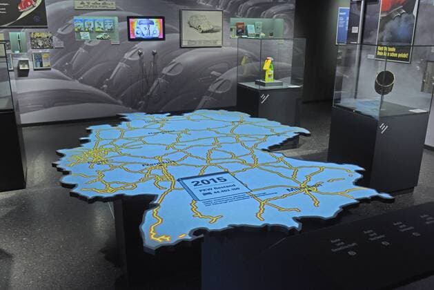 Deutschland, Bonn, 09.03.2017 Ausstellung im Haus der Geschichte: Geliebt, Gebraucht, Gehasst. Die Deutschen und ihre Autos Foto: Autobahnnetz in Deutschland, 2015 Ausstellung: Geliebt, Gebraucht, Gehasst. Die Deutschen und ihre Autos