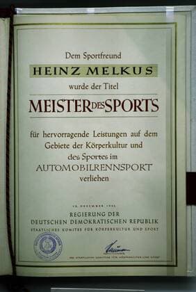 Deutschland, Bonn, 09.03.2017 Ausstellung im Haus der Geschichte: Geliebt, Gebraucht, Gehasst. Die Deutschen und ihre Autos Foto: Auszeichnung der DDR an Heinz Melkus Ausstellung: Geliebt, Gebraucht, Gehasst. Die Deutschen und ihre Autos