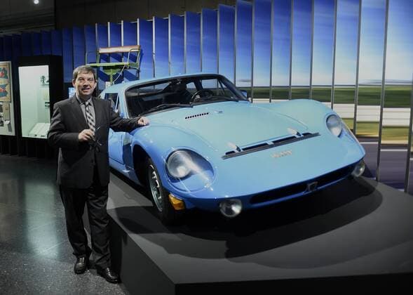 Deutschland, Bonn, 09.03.2017 Ausstellung im Haus der Geschichte: Geliebt, Gebraucht, Gehasst. Die Deutschen und ihre Autos Foto: Museums-Praesident Hans-Walter Huetter neben dem Melkus RS 1000, der als Sportwagen der DDR Ende der 1960er Jahre konzipiert wurde Ausstellung: Geliebt, Gebraucht, Gehasst. Die Deutschen und ihre Autos