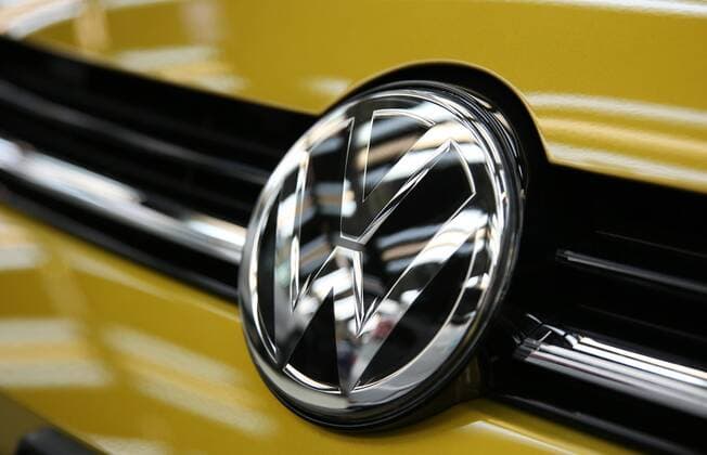 Unternehmen: Volkswagen Wolfsburg, Deutschland. 09.03.2017, Volkswagen Fertigung Standort Wolfsburg, Lichttunnel, Endkontrolle, Endabnahme, VW Logo