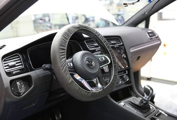 Wolfsburg, Deutschland. 09.03.2017, Volkswagen Fertigung Standort Wolfsburg, Montage Abteilung für die Türen-, Lenkrad-, Sitzmontage, Golf 7 Facelift