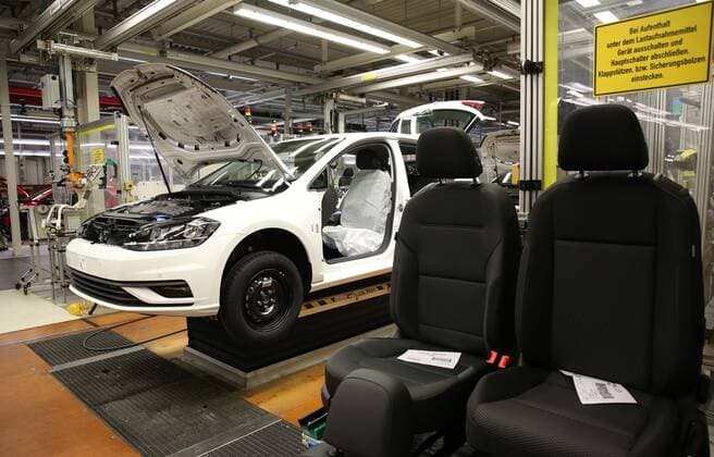 Wolfsburg, Deutschland. 09.03.2017, Volkswagen Fertigung Standort Wolfsburg, Montage Abteilung für die Türen-, Lenkrad-, Sitzmontage, Golf 7 Facelift