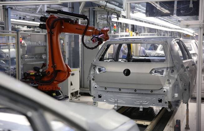 Wolfsburg, Deutschland. 09.03.2017, Volkswagen Fertigung Standort Wolfsburg, Karosserie-Fertigung, Montage Anbauteile, VW Golf 7 Facelift, Einschweißlinie
