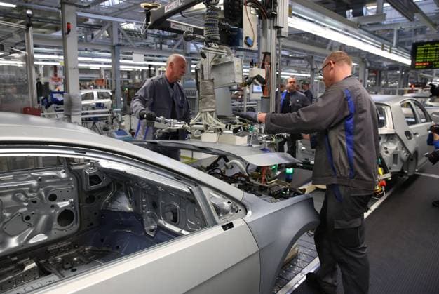 Wolfsburg, Deutschland. 09.03.2017, Volkswagen Fertigung Standort Wolfsburg, Karosserie-Fertigung, Montage Anbauteile, VW Golf 7 Facelift.