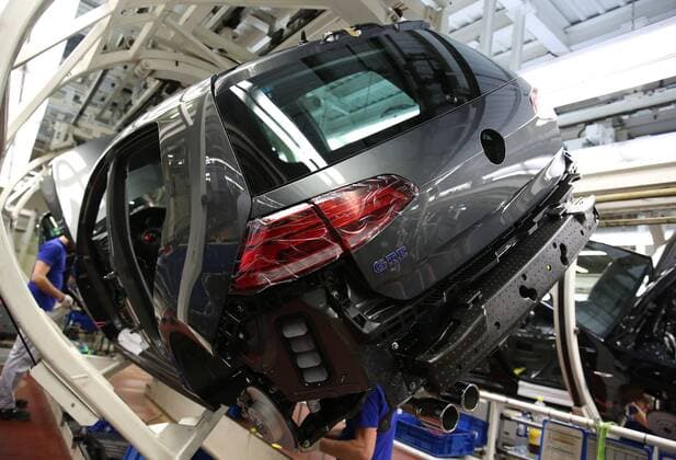 Wolfsburg, Deutschland. 09.03.2017, Volkswagen Fertigung Standort Wolfsburg, Montagehalle Drehgehänge, VW Motorbezeichnung GTE, Hybrid
