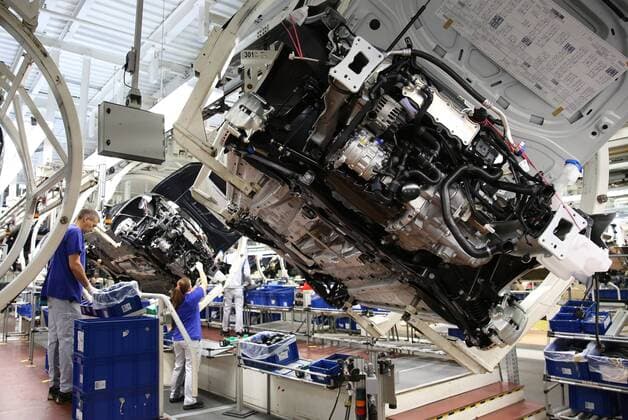 Wolfsburg, Deutschland. 09.03.2017, Volkswagen Fertigung Standort Wolfsburg, Montagehalle Drehgehänge, VW Mitarbeiter bei der Arbeit