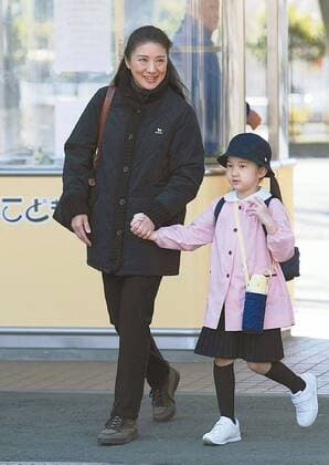 March 6, 2008 - Princess Aiko, the 6-year-old daughter of Crown Prince Naruhito and Crown Princess Masako, arrives with her mother at the Kodomo no Kuni park in Aoba Ward, Yokohama, on Thursday morning, March 6, 2008. The young princess went on a farewell excursion with 51 other children and their mothers to mark their graduation from Gakushuin Kindergarten. (Yomiuri Shimbun ) - ZUMAm67_ 20080306_baf_m67_048 Copyright: xMCTx