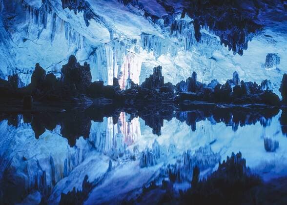 Hoehlensee in blauem Licht, Wasserspiegelung, Reed Flute Cave, Guilin, China Copyright: xMEVx ALLMV43008004