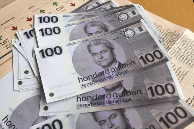 Parlamentswahl in Niederlande: Geert Wilders will aus dem Euro aussteigen The Netherlands, Rotterdam, 10 March 2017. PVV-leader Geert Wilders wants to change the Euro back to the guilders. For the elections he made special banknotes. Photo: Peter Hilz Hollandse Hoogte  63948402