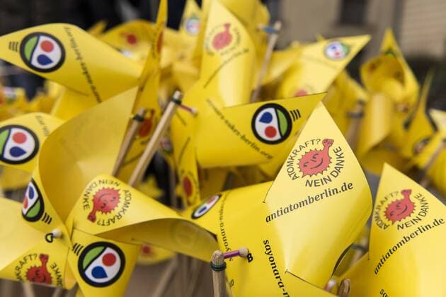 IMAGO Nature: Unsere Erde, Energiequellen, Kernenergie March 11, 2017 - Berlin, Berlin, Germany - Berlin protesters commemorates the 18,500 victims of the earthquake-triggered tsunami and nuclear disaster six years ago. At the nuclear power plant Fukushima Daiichi, a nuclear melting had occurred. It will take decades for the atomic ruins to be restored. The organizers of the rally demand the immediate shutdown of all nuclear plants around the world and the stopping of all measures by which the Japanese government requires radiation refugees to return to contaminated areas, as well as the payment of compensation and subsidies. Berlin Germany - ZUMAs172 20170311_zap_s172_004 Copyright: xJanxScheunertx