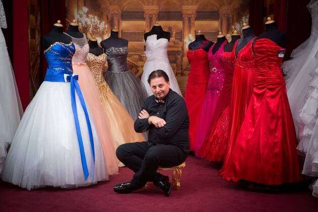Modemacher Uwe Herrmann mit den Debütanten-Kleider des Semperopernball der letzten 10Jahre.