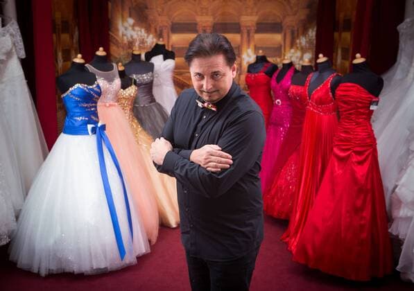 Modemacher Uwe Herrmann mit den Debütanten-Kleider des Semperopernball der letzten 10Jahre.