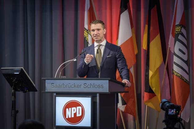 Bilder des Tages Zum 36. ordentlichen Bundesparteitag treffen sich am Samstag (11.03.2017) die Delegierten der NPD im Schloss in Saarbrücken. Der Parteitag wird von vielen Gegendemonstartionen begleitet. Im Bild: Der NPD Bundesvorsitzende Frank Franz bei seiner Rede NPD11031701D.jpg