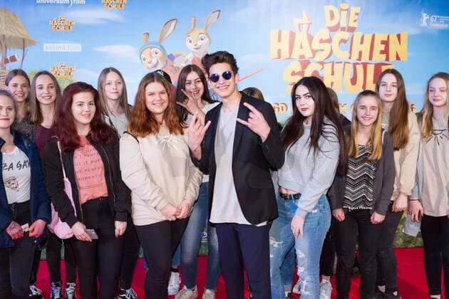Noah Levi mit Fans auf dem Roten Teppich von der Filmpremiere von Die Häschenjagd-Jagd nach dem Goldenen Ei am 11.03.2017 im Cinenova in Köln. Die Häschenjagd-Jagd nach dem Goldenen Ei am 11.03.2017