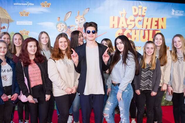 Noah Levi mit Fans auf dem Roten Teppich von der Filmpremiere von Die Häschenjagd-Jagd nach dem Goldenen Ei am 11.03.2017 im Cinenova in Köln. Die Häschenjagd-Jagd nach dem Goldenen Ei am 11.03.2017