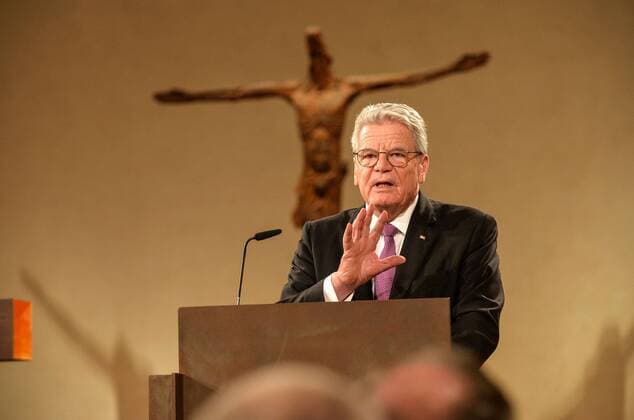 Mit einem gemeinsamen Gottesdienst in der Michaeliskirche in Hildesheim setzen die deutschen Protestanten und Katholiken am Samstag (11.03.2017) ihre Aussoehnung zum 500. Reformationsjubilaeum fort. (Foto: Bundespraesident Joachim Gauck spricht nach dem Gottesdienst ein Grusswort) Unter der Ueberschrift Erinnerung heilen - Jesus Christus bezeugen wollen die christlichen Konfessionen daran erinnern, was sie sich im Lauf der Jahrhunderte angetan haben, sich gegenseitig um Vergebung bitten und sich auf den gemeinsamen Glauben an Christus besinnen. Der Buss- und Versoehnungsgottesdienst ist Teil des Prozesses Healing of Memories (Heilung der Erinnerungen), auf den sich Protestanten und Katholiken verstaendigt haben. Damit wollen sie zum ersten Mal ein Reformationsjubilaeum nicht zur Abgrenzung, sondern zur Annaeherung nutzen. (Siehe epd-Bericht vom 11.03.2017) Protestanten und Katholiken Copyright: epd-bild JensxSchulze EDITORIAL USE ONLY
