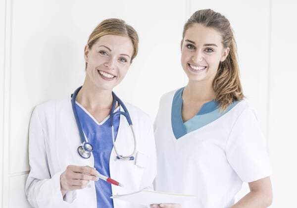 Aerztin mit Krankenschwester, Halbportraet (model-released) Copyright: xMEVx ALLMVMEV130008