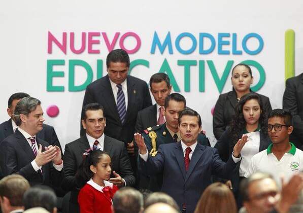 Mexican President Enrique Pena Nieto (C), accompanied by the Secretary of Public Education, Aurelio Nuno Mayer (L), participates in the presentation of the new Educational Model for Mexicans in the Patio de Honor of the National Palace of Mexico City, Mexico, 13 March 2017. Pena Nieto warned that if the country s children and youths were not to be promoted in this field, they would be condemned to an education of the last century. The model renews the education system based on five axes: curricular rethinking, school as the center of the model, teacher training, inclusion and equity, and greater governance of the education system. EFE Mario Guzman Mexican President presents new educational model !ACHTUNG: NUR REDAKTIONELLE NUTZUNG! Copyright: xMarioxGuzmanx MEX101 20170314-636250666649968262