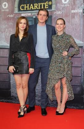 Emili Schuele, Maximilian Meyer-Breitschneider und Alicia von Rittberg bei der Filmpremiere zu der ARD-Produktion - Charite - in der Charite, Luisenstrasse 58, Berlin. Copyright imago stock&people GmbH Tinkeres Datum: 13.03.2017 Filmpremiere Charite
