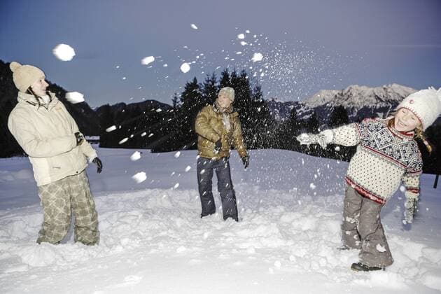 Familie bei Schneeballschlacht (model-released) Copyright: xMEVx ALLMVFW2151