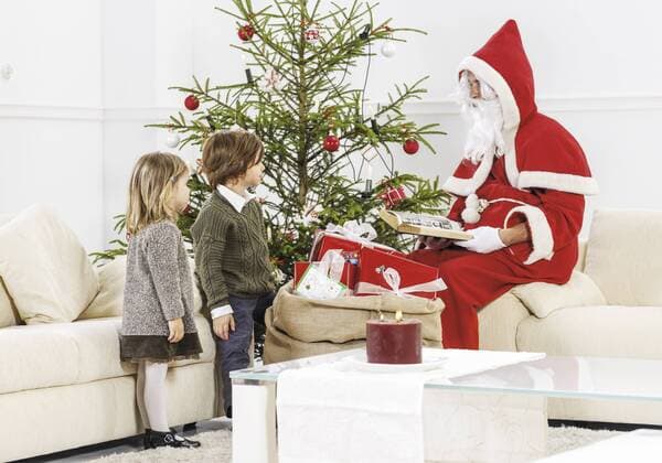 Weihnachtsmann liest zwei kleinen Kindern aus Buch vor (model-released) Copyright: xMEVx ALLMVFW1746