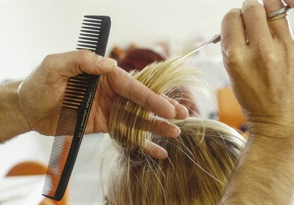 Friseur schneidet Haare, Detail Haende (model-released) Copyright: xMEVx ALLMVMEV61008