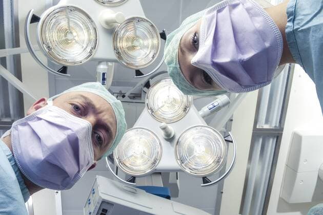 Zwei Chirurgen und OP-Lampen im Operationssaal, aus Sicht des Patienten (model-released) Copyright: xMEVx ALLMVME1622