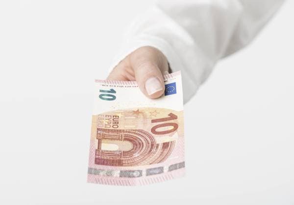Frauenhand haelt Zehn-Euro Geldschein nach vorne (model-released) Copyright: xMEVx ALLMVMEV123010