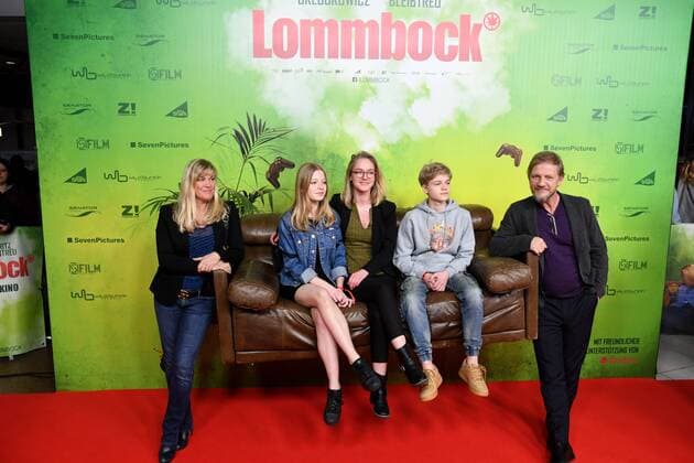 Soenke Wortmann (R), seine Frau Cecilia Kunz (L) und seine Kinder kommen am 14.03.2017 zur Filmpremiere des Films Lommbock in den Cinedom in Köln.