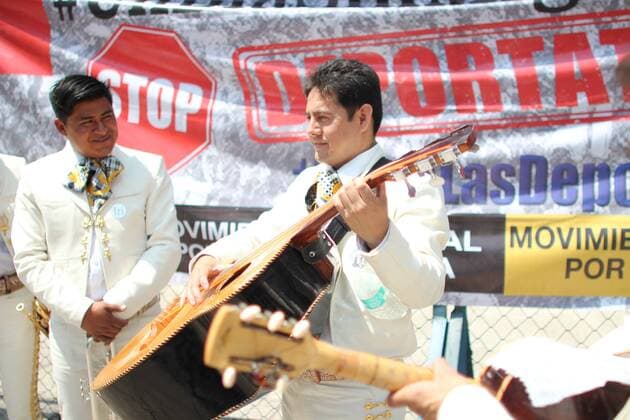 Mexiko: Mariachi Band spielt bei Demo in Mexico City gegen Trumps Außenpolitik March 15, 2017 - Mexico City, Mexico - A mariachi band plays the national anthem of the United States as civil organizations take part in a demonstration called Serenade Breaking Walls against President Donald Trump s foreign policy towards Mexico outside U.S embassy in Mexico City, Mexico March 14, 2017. Mexico City Mexico  - ZUMAn230 20170315_zaa_n230_093 Copyright: xEmilioxEspejelx