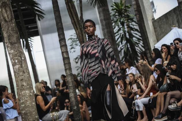 A model wears a creation by Giuliana Romanno brand during a fashion show held on the occasion of Sao Paulo Fashion Week in Sao Paulo, Brazil, 15 March 2017. SAO PAULO FASHION WEEK !ACHTUNG: NUR REDAKTIONELLE NUTZUNG!  Copyright: xFERNANDOxBIZERRAxJRx BR67 20170315-636251932368917975