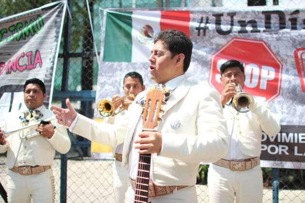 Mexiko: Mariachi Band spielt bei Demo in Mexico City gegen Trumps Außenpolitik March 15, 2017 - Mexico City, Mexico - A mariachi band plays the national anthem of the United States as civil organizations take part in a demonstration called Serenade Breaking Walls against President Donald Trump s foreign policy towards Mexico outside U.S embassy in Mexico City, Mexico March 14, 2017. Mexico City Mexico  - ZUMAn230 20170315_zaa_n230_105 Copyright: xEmilioxEspejelx