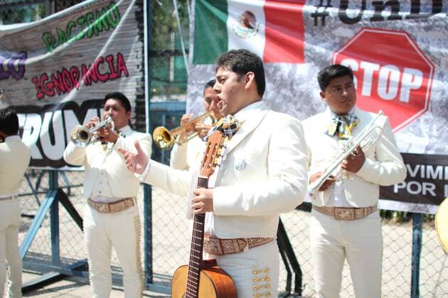 Mexiko: Mariachi Band spielt bei Demo in Mexico City gegen Trumps Außenpolitik March 15, 2017 - Mexico City, Mexico - A mariachi band plays the national anthem of the United States as civil organizations take part in a demonstration called Serenade Breaking Walls against President Donald Trump s foreign policy towards Mexico outside U.S embassy in Mexico City, Mexico March 14, 2017. Mexico City Mexico  - ZUMAn230 20170315_zaa_n230_115 Copyright: xEmilioxEspejelx