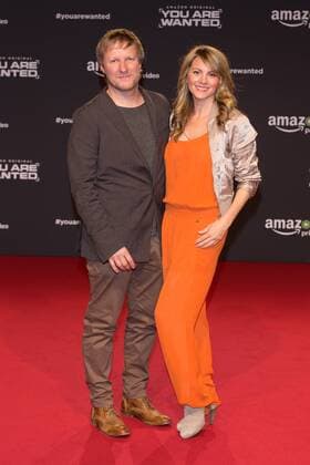 Luise Baehr mit Freund Bernhard Jasper - Premiere der 6teiligen Amazon Serie YOU ARE WANTED in Berlin am 15.03.2017. Premiere YOU ARE WANTED