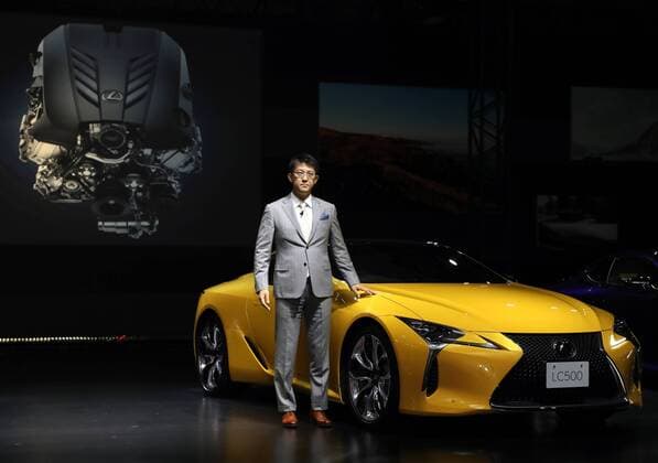 Bilder des Tages March 16, 2017, Tokyo, Japan - Toyota Motor s luxury car brand Lexus International chief engineer Koji Sato displays the company s flagship coupe Lexus LC with price from 13 million yen (115,000 US dollars) in Tokyo on Thursday, March 16, 2017. The Lexus LC has V8 5.0-litter or V6 3.5-litter hybrid engine to drive rear wheels.  (lwxa008951)