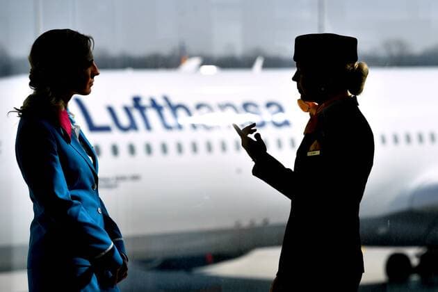 Randmotiv,Feature,Stewardessen,Flugbegleiterinnen von Lufthansa und Eurowings stehen im Terminal 3,Flugbegleiter,Stewardess, Flughafen Franz Josef Strauss in Muenchen,Munich Airport,Terminal 2 der Lufthansa. Bilanzpressekonferenz Deutsche Lufthansa AG fuer das Geschaeftsjahr 2016 am 16.03.2017 in Muenchen.