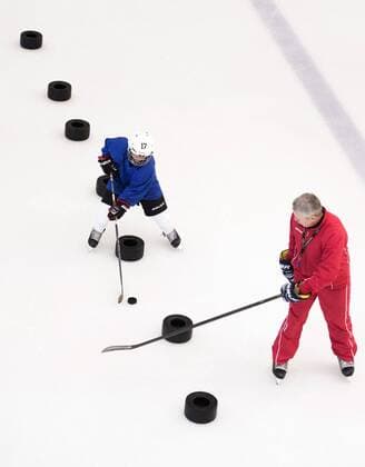 (170316) -- WUHAN , March 16, 2017 -- Photo taken on Feb. 25, 2017 shows an ice hockey player of Binglong International Skating Club takes a training under the instruction from his Russian coach Nikolaev Vladimir at a skating rink in a shopping mall in Wuhan, central China s Hubei Province. Keeping up a sound and steady pace of development, the Chinese sports industry was booming in 2016. The National Fitness Program (2016-2020) and the 13th Five-year Plan on the Sports Industry were both issued in 2016 to offer a clear direction for China s national strategy of ensuring public fitness and the development of the sports industry. China s General Administration of Sport, jointly with many other national governmental departments, also published policies and plans on winter sports. It released a plan on Nov. 2, 2016 to speed up the construction of winter sports infrastructure, aiming to 