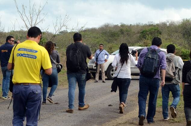 Journalists try to access the area where over 250 human skulls were found according to investigations of the Federal Police and members of the Solecito Collective, in Veracruz, Mexico, 16 March 2017. Veracruz s Attorney General Jorge Winckler confirmed the finding in clandestine graves at the area of Colinas de Santa Fe. FOUND 250 HUMAN SKULLS IN VERACRUZ !ACHTUNG: NUR REDAKTIONELLE NUTZUNG!  Copyright: xLuisxmonrroyx VER001 20170316-636252886027205087