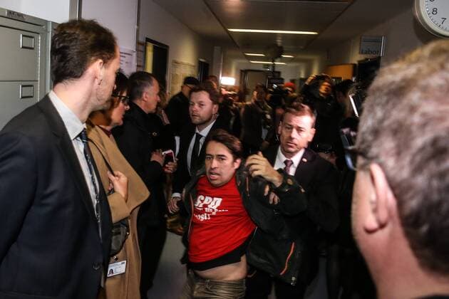 Frueherer Neonazi und Stadtbekannter Querulant Sven Liebich versucht an Martin Schulz (SPD Kanzlerkandidat und Parteivorsitzender,GER) heranzukommen und wird von Security abgefuehrt und bruehlt SPD Arbeiterverraeter und andere Parolen - Besuch des Universitaetsklinikum Halle Saale in Sachsen Anhalt um sich ueber die Situation der medizinischen Versorgung und der universitaeren Lehre und Forschung zu informieren - Fotografiert am 23.02.2017