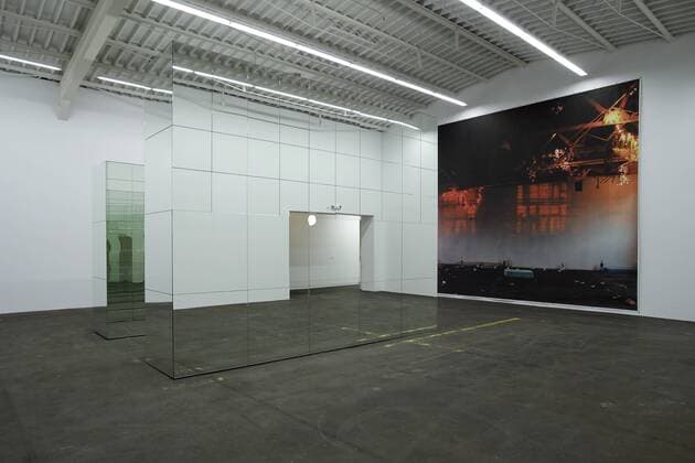 16.03.2017, Berlin, Deutschland - Pressevorbesichtigung der Ausstellung, moving is in every direction. Environments-Installationen-Narrative Räume im Hamburger Bahnhof-Museum für Gegenwart-Berlin. Die Ausstellung zeichnet die Geschichte der Installationskunst von den 1960er Jahren bis heute nach mit einem Fokus auf erzählerische Strukturen. Foto: Installation, Science Fiction Hier und jetzt zufrieden sein, von Isa Genzken Wolfgang Tillmans.