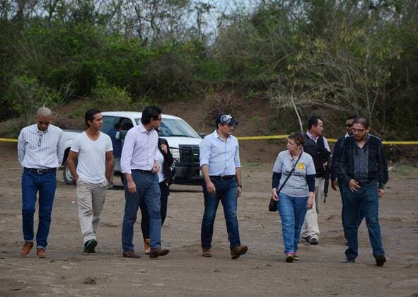 Mexiko: Massengrab entdeckt March 16, 2017 - Mexico - EUM20170316NAC10.JPG.VERACRUZ, Ver. SecuritySeguridad-Veracruz.- El fiscal general del Estado, Jorge Winckler (gorra), acude al predio de Colinas Santa Fe, en el cual se han encontrado los restos de mas de 200 personas y varias fosas clandestinas, 16 de marzo de 2017. Foto: Agencia EL UNIVERSALJMA. Mexico  - ZUMAu78_ 20170316_zaf_u78_020 Copyright: xElxUniversalx