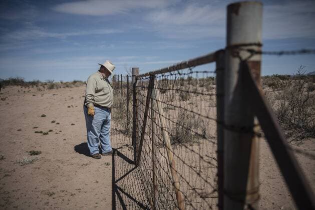 USA: Landbesitzer an der Grenze zu Mexiko February 27, 2017 - Hachita, New Mexico, U.S. - .William Hurt(Cq) is a private landowner and leaseholder who lives, ranches and farms along the U.S.-Mexico border in New Mexico s bootheel area. Hurt feels he should be consulted before any construction of a wall would be built on his land. Pictured is Williman Hurt (Cq) checking for damage to the border fence on his property..Hachita New Mexico. Hachita U.S. - ZUMAab1_ 20170227_zaf_ab1_013 Copyright: xRobertoxE.xRosalesx