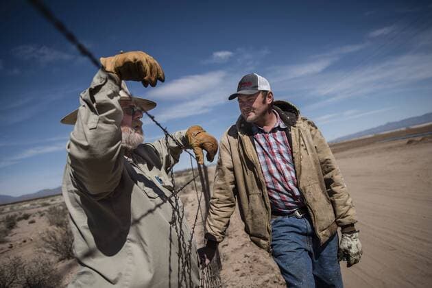 USA: Landbesitzer an der Grenze zu Mexiko February 27, 2017 - Hachita, New Mexico, U.S. - .William Hurt(Cq) is a private landowner and leaseholder who lives, ranches and farms along the U.S.-Mexico border in New Mexico s bootheel area. Hurt feels he should be consulted before any construction of a wall would be built on his land. Pictured is Williman Hurt (Cq) on the left. leaning on a barb wire fence that makes up the U.S-Mexico border talking to David Fehr(Cq) who stands on the Mexican side of the fence as they discuss farming. .Hachita New Mexico. Hachita U.S. - ZUMAab1_ 20170227_zaf_ab1_014 Copyright: xRobertoxE.xRosalesx