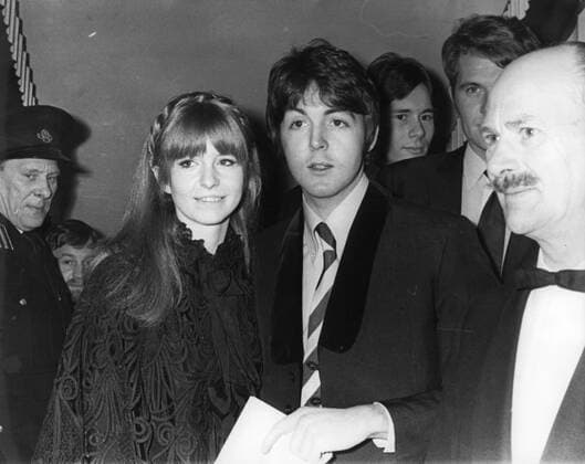 Jan. 01, 1968 - World Premiere of the film Here we go round the Mulberry Bush : Photo shows Beatle Paul Mccartney and his girl-friend Jane Asher, pictured arriving at the London Pavilion last night, to attend the world premiere of the film Here We Go Round The Mulberry Bush - ZUMAk09_ 19680101_baf_k09_009 Copyright: xKeystonexPressxAgencyx
