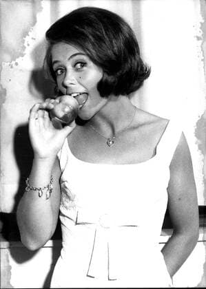 Jun. 06, 1966 - Bei~ nicht gleich in jeden Apfel : (don t bite at once at each apple) warned Wencke Myhre with her victory-song in the course of the final decision of the 6. German Hit-Festival 1966 in Baden-baden. But she herself did not comply with this advice, for she bit at many apples in order to please the photographers. The 19 years old candidate for the final examination at school carried off the first place with a great lead - unanimously elected by the jury in the casino in Baden-baden members of German broadcasting stations and institutions for public opinion research as well as music-experts. Photo shows Wencke Myhre who carried off the first place with her song Bei~ nicht gleich in jeden Apfel - ZUMAk09_ 19660606_baf_k09_162 Copyright: xKeystonexPressxAgencyx