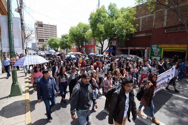 Mexiko: Proteste gegen Bildungsreform in Toluca March 17, 2017 - Mexico - EUM20170317NAC25.JPG.TOLUCA, Mex. ProtestManifestacion-Edomex.- Miembros de la Coordinadora de Escuelas Democraticas de la entidad marchan para exigir se reinstalen a varios de sus companeros y se derogue la reforma educativa, 17 de marzo de 2017. Foto: Agencia EL UNIVERSALJMA. Mexico  - ZUMAu78_ 20170317_zaf_u78_074 Copyright: xElxUniversalx