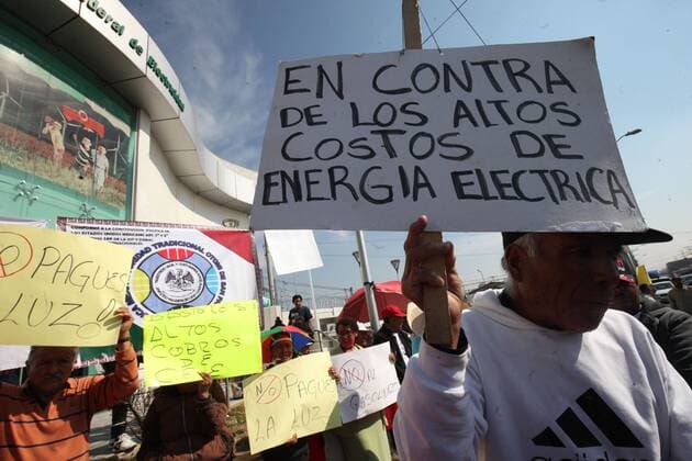 Mexiko: Proteste gegen Bildungsreform in Toluca March 17, 2017 - Mexico - EUM20170317NAC30.JPG.TOLUCA, Mex. ProtestManifestacion-Edomex.-Integrantes de la Asamblea Nacional de Usuarios de Electricidad se manifiestan en las inmediaciones de la Sub Estacion Electrica de este municipio para exigir que disminuyan las tarifas. Foto: Agencia EL UNIVERSALJMA Mexico  - ZUMAu78_ 20170317_zaf_u78_079 Copyright: xElxUniversalx