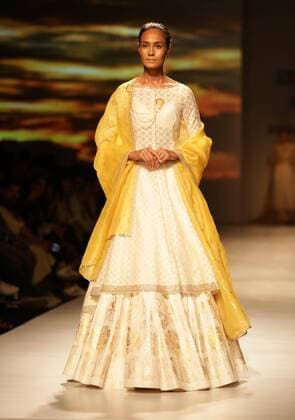 (170318) -- NEW DELHI, March 18, 2017 -- A model presents a creation of designer Anju Modi during India Fashion Week Autumn-Winter 2017 in New Delhi, India, March 17, 2017. The four-day event is organised by the Fashion Design Council of India (FDCI), which kicked off on Wednesday at Jawaharlal Nehru Stadium, New Delhi. ) (zxj) INDIA-NEW DELHI-AMAZON FASHION WEEK-AUTUMN-WINTER 2017 Stringer 